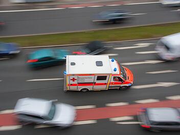 Ein Autorennen endete in N&uuml;rnberg mit einem Crash. Der Fahrer des einen Wagens wurde verletzt, der zweite Raser ist noch fl&uuml;chtig. Die Polizei sucht Zeugen. Symbolfoto: NEWS5 / Grundmann