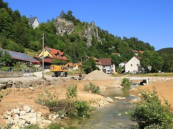 Die Trubach in ihrem neuen Bett. Links daneben unmittelbar an der Straße noch erkennbar das alte Bett, das die Bagger gerade beseitigen, um die Straße verbreitern zu können. Links von der Staatsstraße soll zusätzlich ein Gehsteig entstehen.  Foto: Franz Galster