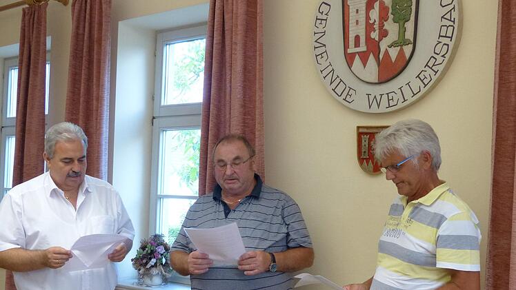 Bürgermeister Gerhard Amon (l.) vereidigt die neuen Feldgeschworenen Waldemar Kaiser und Alfred Hack (r.). Foto: Pauline Lindner