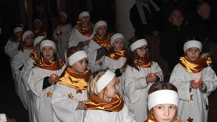 Licht ins Dunkel brachten die Engel des Kinder- und Teenie-Chors.