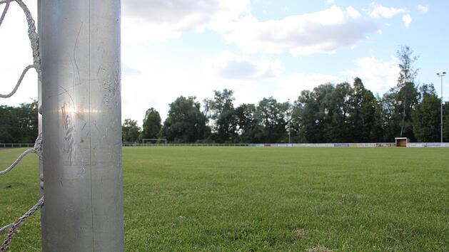 Auf dem Sportgel&auml;nde der SG Eltmann fand schon l&auml;nger kein Spiel mehr statt. Den Trainingsbetrieb haben die Eltmanner ebenfalls noch nicht aufgenommen - die Verantwortlichen wollen noch etwas warten und die weiteren Entwicklungen in der Corona-Krise beobachten. Foto: Sven D&ouml;rr