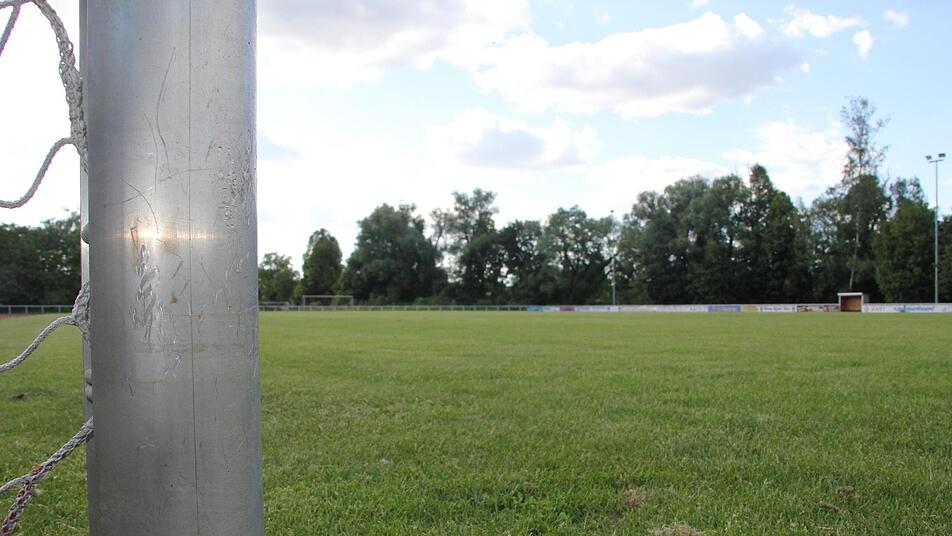 Auf dem Sportgel&auml;nde der SG Eltmann fand schon l&auml;nger kein Spiel mehr statt. Den Trainingsbetrieb haben die Eltmanner ebenfalls noch nicht aufgenommen - die Verantwortlichen wollen noch etwas warten und die weiteren Entwicklungen in der Corona-Krise beobachten. Foto: Sven D&ouml;rr