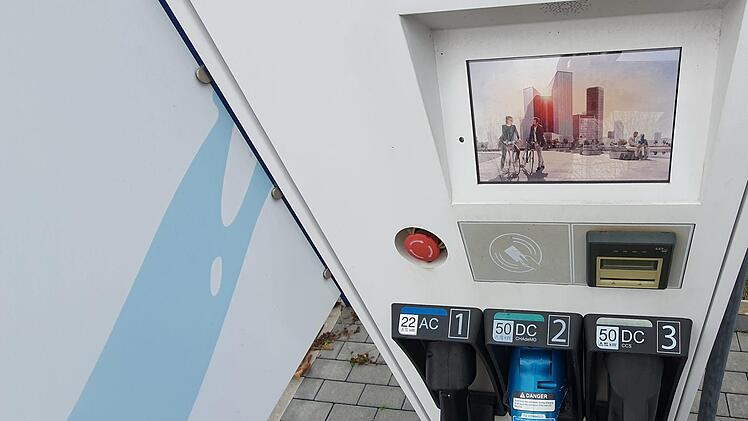 Bei deutschen konventionellen Ladesäulen, hier ein Modell der Überlandzentrale Lülsfeld, zapft man sich den Strom per Karte. Die Pioniere der Stromanbieter müssen jetzt schon wieder nachrüsten. Neuester Stand der Technik ist die "barrierefreiheit", sprich, mit jeder Karte soll getankt werden können unter Zuhilfenahme von Handy, SMS oder QR-Code.  Foto: Brigitte Krause