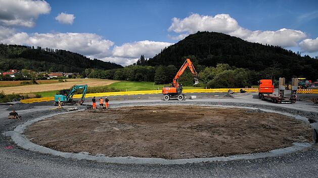 Bei H&ouml;fles entsteht der neue Kreisel. Seine Ausma&szlig;e sind bereits erkennbar.