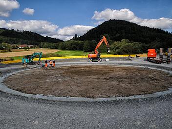 Bei Höfles entsteht der neue Kreisel. Seine Ausmaße sind bereits erkennbar.