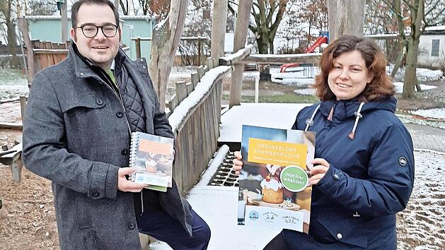 Kathrin Wendler (Zweite Vorsitzende), Robert Fritz (Erster Vorsitzender Elternbeirat) mit dem Kochbuch, dessen Erl&ouml;s zu 100 Prozent den Kindern zugute kommt.