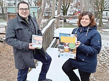 Kathrin Wendler (Zweite Vorsitzende), Robert Fritz (Erster Vorsitzender Elternbeirat) mit dem Kochbuch, dessen Erlös zu 100 Prozent den Kindern zugute kommt.