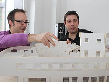 Stephan Häublein und Johannes Müller am Modell für den Neubau der Weihermühle bei Buchau. Foto: Alexander Hartmann