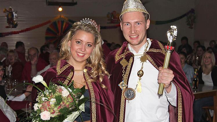 Das närrische FGS-Prinzenpaar Jessica und André hat die Herrschaft über Schwärzelbach übernommen.