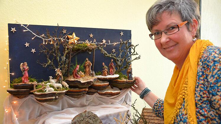 Beim Steinpilzesuchen kam Christine Schmitt der Gedanke zur Baumpilzkrippe, zu einer "Schwammerlkrippe", wie sie in Oberbayern genannt wird. Diese und andere Krippen waren jetzt in Waldfenster ausgestellt. Foto: Peter Rauch