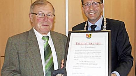36 Jahre ununterbrochen im Gemeinderat: Erwin Kotzer bekommt die Bürgermedaille.  Foto: Sabine Memmel