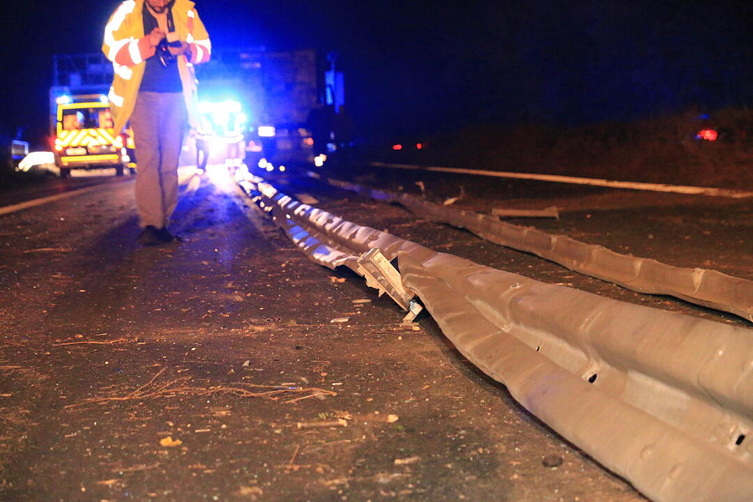 Lkw durchbricht Mittelschutzplanke auf A73