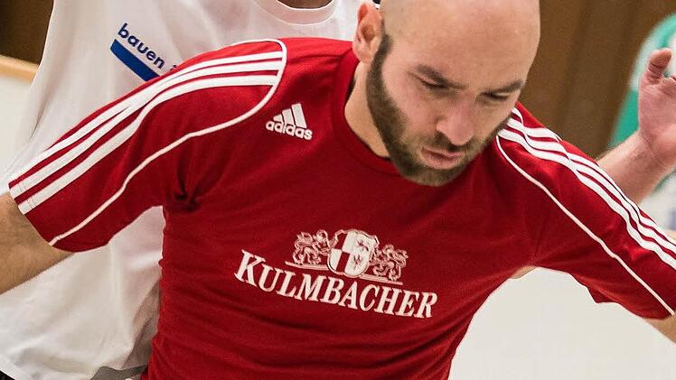 Lange hielten Ali Kilic (vorne) und sein TSV 08 gegen den SSV Kasendorf und Matthias Sesselmann (hinten) dagegen. Foto: Alexander Muck