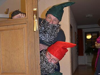 Fasching feiern die Mitglieder der Sängervereinigung Burkardroth besonders gerne. Heuer haben sich die lustigen Sänger eine Märchenstunde einfallen lassen. Dabei werden auch Zipfelmützen zum Einsatz kommen, wie diese Zwei zeigen.  Fotos: Kathrin Kupka-Hahn