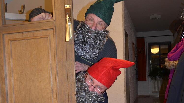 Fasching feiern die Mitglieder der Sängervereinigung Burkardroth besonders gerne. Heuer haben sich die lustigen Sänger eine Märchenstunde einfallen lassen. Dabei werden auch Zipfelmützen zum Einsatz kommen, wie diese Zwei zeigen.  Fotos: Kathrin Kupka-Hahn