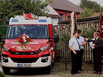 Zweiter Bürgermeister Reinhold Stöhr (rechts) übergan den Schlüssel für das neue Feuerwehrauto an Kommandanten Daniel Holzmann. Fotos: Günther Geiling