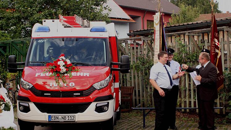 Zweiter Bürgermeister Reinhold Stöhr (rechts) übergan den Schlüssel für das neue Feuerwehrauto an Kommandanten Daniel Holzmann. Fotos: Günther Geiling