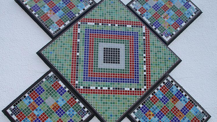 Das Windrad an seiner Hausfassade soll zeigen, dass die Zeit nicht stehen bleibt. Foto: Sonja Adam