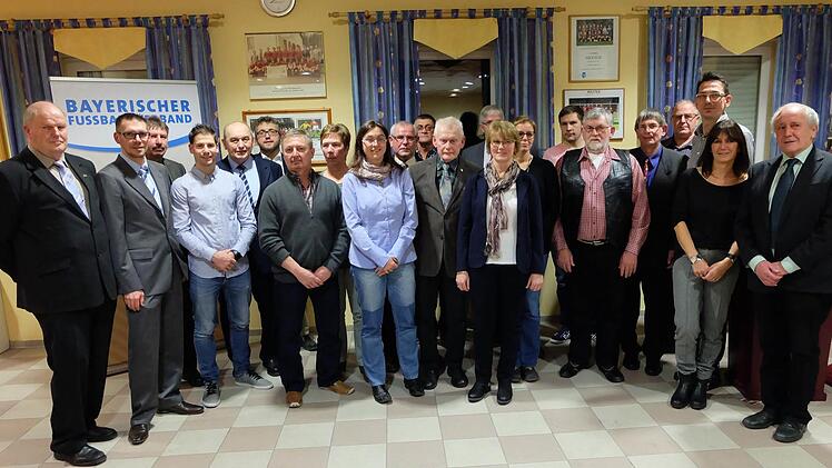 Viel Arbeit und Zeit steckt im Ehrenamt. Dieses hohe Engagement der 17 Personen aus dem Fußball-Kreis Rhön würdigten Offizielle aus dem Sport und der Politik. Foto: Philipp Bauernschubert