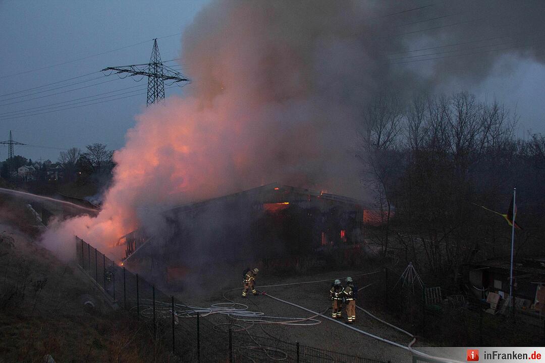 Lagerhalle bei Fürth brennt