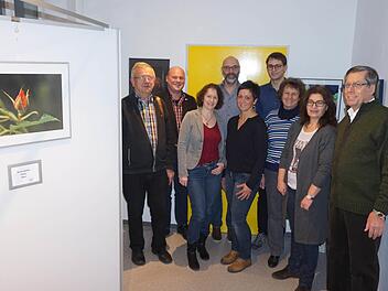 Fotoausstellung in der Hauer`schen Galerie in Bischofsheim. Das Bild zeigt von links: Martin Schiermeyer, Bürgermeister Georg Seiffert, Michaela Schleicher, Uwe Conradi, Anja Otter, Marcel Halbleib, Angelika Zotter, Hildtrud Hampl und Manfred Hauer.  Foto: Marion Eckert