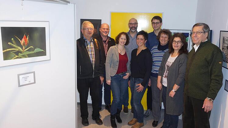 Fotoausstellung in der Hauer`schen Galerie in Bischofsheim. Das Bild zeigt von links: Martin Schiermeyer, Bürgermeister Georg Seiffert, Michaela Schleicher, Uwe Conradi, Anja Otter, Marcel Halbleib, Angelika Zotter, Hildtrud Hampl und Manfred Hauer.  Foto: Marion Eckert