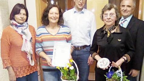 Für 25-jährige Treue zum Verein wurde Elke Höhl ausgezeichnet, die Tonmodel des Landkreises gingen an Erika Jager und Luisa Schulz. Unser Bild zeigt (von links) Vorsitzende Elfriede Tohol, Elke Höhl, Bürgermeister Andreas Pöhner, Erika Jager und Kreisvorsitzenden Günther Reif. Es fehlt Luisa Schulz, die verhindert war. Foto: privat