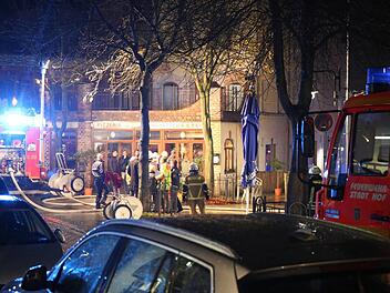 Vier Menschen wurden bei einem Feuer in der Hofer Innenstadt verletzt, einer von ihnen schwer.  Foto: NEWS5 / Fricke