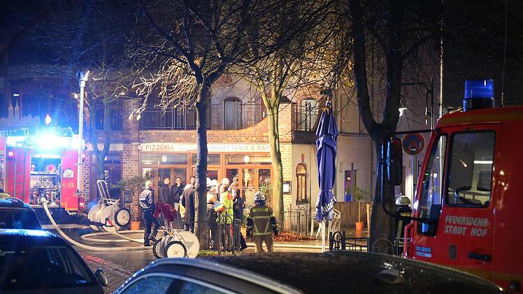 Vier Menschen wurden bei einem Feuer in der Hofer Innenstadt verletzt, einer von ihnen schwer.  Foto: NEWS5 / Fricke