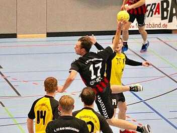 So kennen ihn die Bad Brückenauer Fans: Simon "Didi" Dietrich fliegt der Großlangheimer Deckung entgegen und netzt in seiner unnachahmlichen Art ein.Sebastian Schmitt