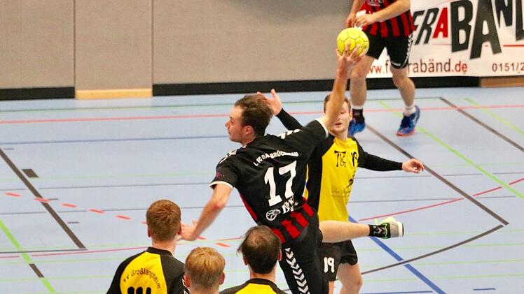 So kennen ihn die Bad Brückenauer Fans: Simon "Didi" Dietrich fliegt der Großlangheimer Deckung entgegen und netzt in seiner unnachahmlichen Art ein.Sebastian Schmitt