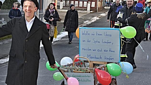 Robert Bohla und Gerald Karl, Gemeinderäte aus dem Ortsteil Wüstenwelsberg "beschwerten" sich, dass sie am Ende des Faschingszuges gehen mussten.Helmut Will