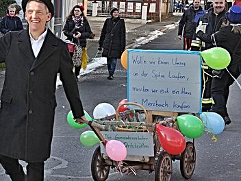 Robert Bohla und Gerald Karl, Gemeinderäte aus dem Ortsteil Wüstenwelsberg "beschwerten" sich, dass sie am Ende des Faschingszuges gehen mussten.Helmut Will