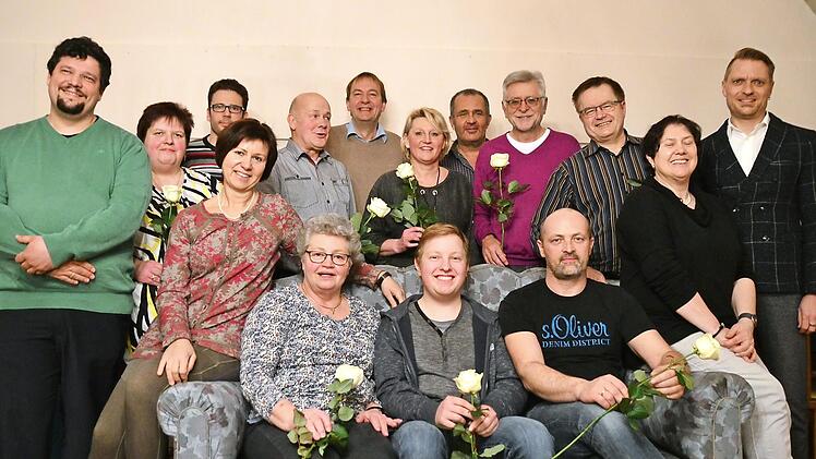 Der Vorstand (links) und die geehrten Mitglieder (rechts) des MGV Adelsdorf Fotos: Elias Pfann
