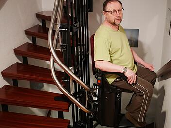 Klaus-Dieter Schumann benutzt einen Treppenlift.privat