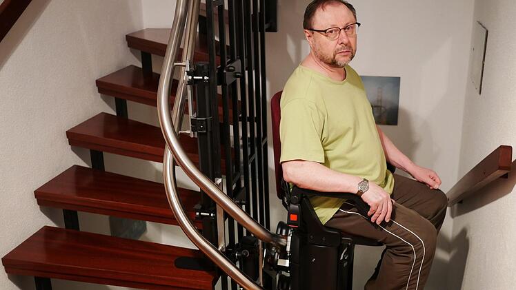 Klaus-Dieter Schumann benutzt einen Treppenlift.privat