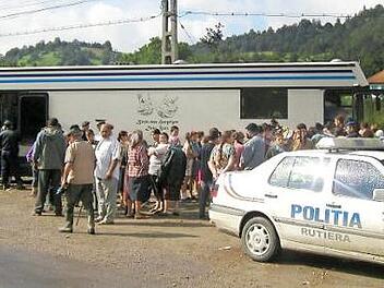 Bei einer Verteilaktion mit dem Fahrzeug, dem ehemaligen Bücherbus des Landkreises Bamberg, in einem Katastrophengebiet  Foto: F. Dorsch