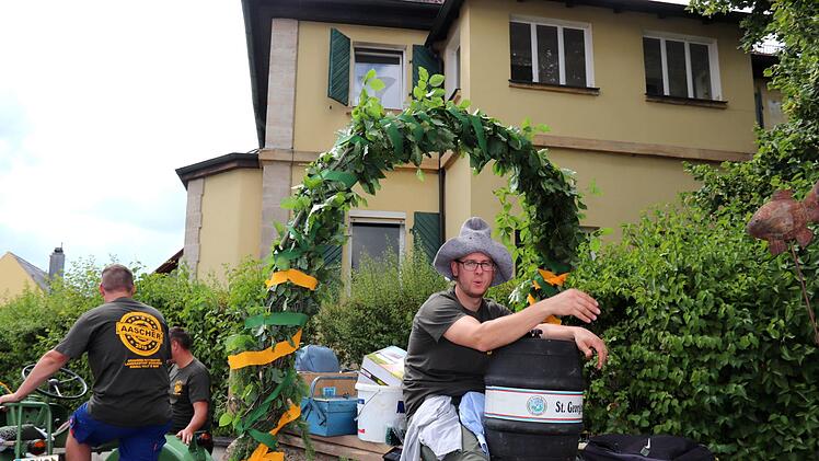 Der Bierwächter lässt das Fass nicht aus den Augen. Foto: Johanna Blum
