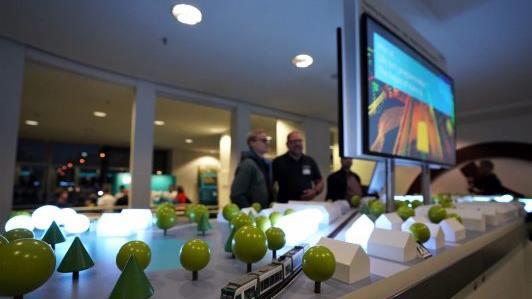 Der Innotruck des Bundesministeriums für Bildung und Forschung präsentierte Zukunftsthemen (oben). Die Alte Universitätsbibliothek hatte sonst für die Öffentlichkeit verschlossene Türen geöffnet (Mitte). Infostände in der Siemens-Hauptverwaltung ließen einen Blick in die Zukunft des Standorts werfen. Fotos: Pascale Ferry (2), Frank Türpitz (1)