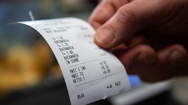 Die Bonpflicht ist ein Streitpunkt - nicht nur in Deutschland. W&auml;hrend Bayern um Ausnahmen k&auml;mpft, will Frankreich den Zettel-Wahn direkt bek&auml;mpfen. Foto: Marijan Murat/dpa