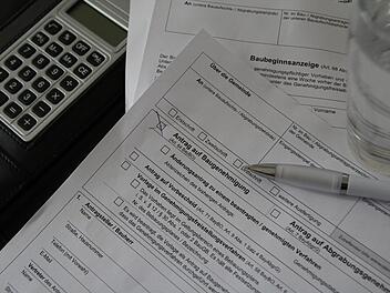 Die Tagesordnung des öffentlichen Teils bei der jüngsten Gemeinderatssitzung im Markt Burkardroth bestand zu großen Teilen aus diversen Bauanträgen. Foto: Johannes Schlereth