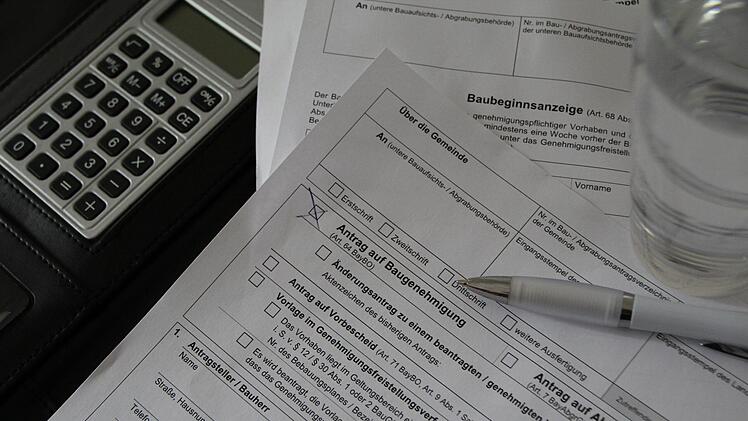 Die Tagesordnung des öffentlichen Teils bei der jüngsten Gemeinderatssitzung im Markt Burkardroth bestand zu großen Teilen aus diversen Bauanträgen. Foto: Johannes Schlereth