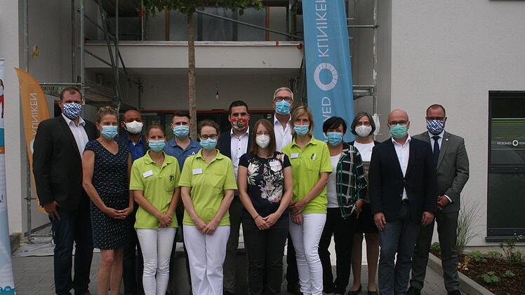 Großer Bahnhof herrschte in der Seßlacher Bahnhofstraße, als das neue Medizinische Versorgungszentrum seiner Bestimmung übergeben wurde. Dr. Ingrid Löffler-Soriano, Julia Gunsenheimer, Anika Roth, Dr. Sophie-Colette Grah und Christine Imhof (vorne von links) freuen sich über die modernen Räume. Foto: Martin Rebhan