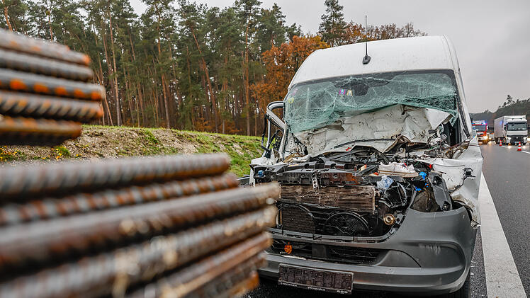 Auffahrunfall auf A6: Transporter fährt auf Lastwagen auf