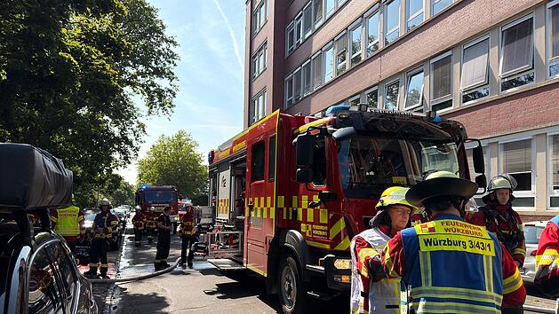 Dachpaneelen stehen in Flammen: Eine Person schwer verletzt