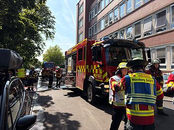 Dachpaneelen stehen in Flammen: Eine Person schwer verletzt
