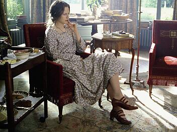 London, um 1920: Virginia Woolf ist eine begnadete Schriftstellerin, die allerdings mit ihrem eigenen Verstand zu k&auml;mpfen hat. Nicole Kidman wurde f&uuml;r diese Rolle mit dem Oscar ausgezeichnet.