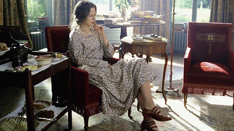 London, um 1920: Virginia Woolf ist eine begnadete Schriftstellerin, die allerdings mit ihrem eigenen Verstand zu k&auml;mpfen hat. Nicole Kidman wurde f&uuml;r diese Rolle mit dem Oscar ausgezeichnet.
