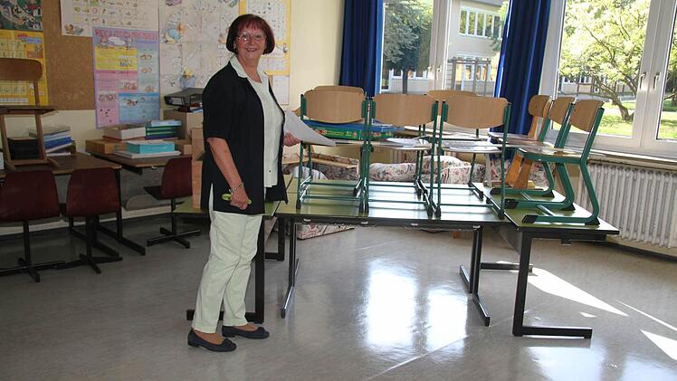 Die Schulleiterin der Max-Hundt-Schule Heidi Koblofsky ist begeistert, wie blitzblank der Boden in den Klassenzimmern ist, aber im Untergeschoss der Max-Hundt-Schule wird noch kräftig gewerkelt.