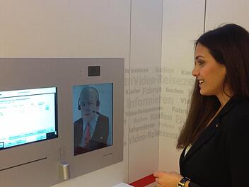 So soll der neue Video-Schalter in Bad Kissingen aussehen: Per Knopfdruck baut sich eine Video-Verbindung auf, daneben zeigt ein Bildschirm die Verbindungsdaten. Foto: DB Vertrieb